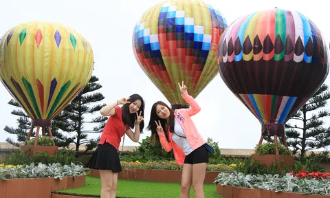 Nhóm nhạc TWICE quậy tưng bừng tại Sun World Ba Na Hills