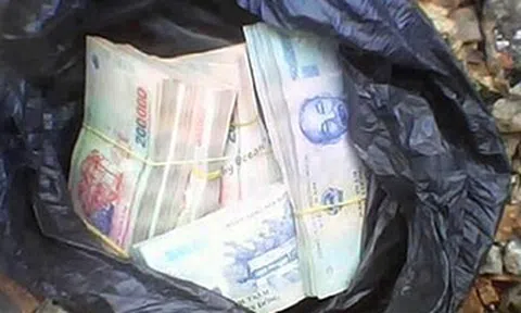 Phú Yên: Hai người ném bọc tiền vào nhà phóng viên