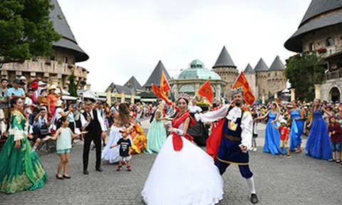 Đoàn nghệ sỹ Sun World Ba Na Hills khuấy động phố đi bộ với những màn trình diễn ngoạn mục