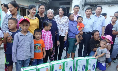 Vinamilk đem sữa đến với trẻ em vùng lũ tại Hà Tĩnh và Quảng Bình
