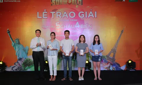 Các khách hàng Sun World hạnh phúc với giải thưởng tour du lịch quốc tế