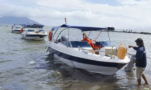 Lòng quả cảm của 8 thanh niên xuyên bão dữ, cứu hàng trăm người thoát “tử thần”