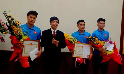 Biển người xứ Thanh đón 2 anh em Bùi Tiến Dũng và Văn Đại về quê hương