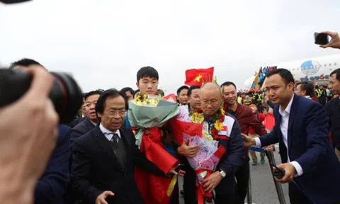 Sẽ xử phạt nghiêm Vietjet Air sau “sự cố” người mẫu hở hang trên máy bay đón U23 Việt Nam