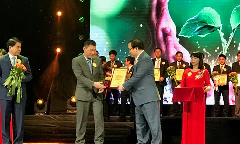 Tân Hoàng Minh ủng hộ 11.000 chiếc ghế cho nhà văn hóa các địa phương