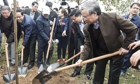 Ông Trần Quốc Vượng dự lễ phát động trồng cây xanh
