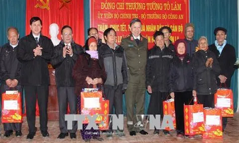 Lãnh đạo Bộ Công an, Bộ Thông tin và Truyền thông thăm, tặng quà Tết tại các địa phương