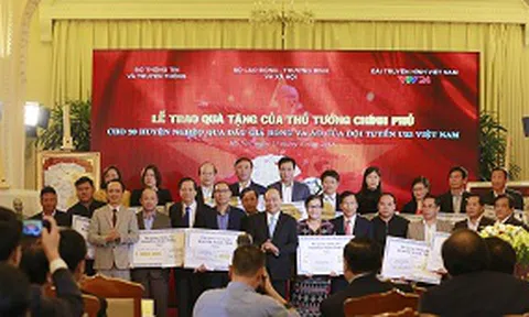 Thủ tướngtrao 20 tỷ đồng đấu giá bóng và áo của U23 Việt Nam từ FLC cho 20 huyện nghèo trên cả nước