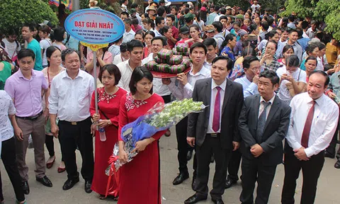 Dâng chiếc bánh do nghệ nhân tài hoa nhất làm lên Vua Hùng