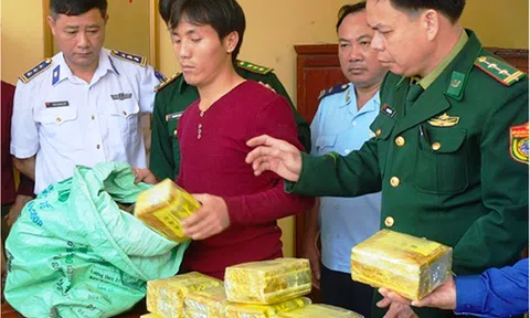 Thưởng 'nóng' vụ bắt 15 kg ma túy đá ngụy trang trong bao trà