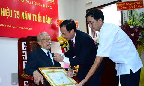 Nhà tình báo huyền thoại Mười Hương nhận Huy hiệu 75 năm tuổi Đảng