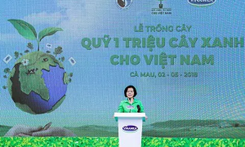 Vinamilk và quỹ 1 triệu cây xanh cho Việt Nam trồng cây, trao tặng sữa tại mốc tọa độ Quốc gia GPS 0001