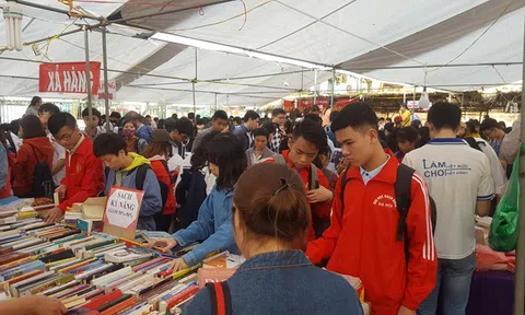 Triển lãm sách về Chủ tịch Hồ Chí Minh tại hội sách cũ Hà Nội tháng 5
