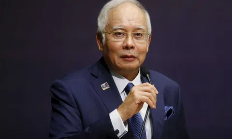 Vừa mất ghế, cựu thủ tướng Malaysia đối mặt điều tra thụt két