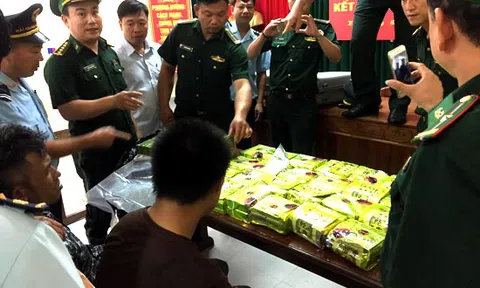 Phát hiện bắt giữ đối tượng vận chuyển 25kg ma túy đá, 52 bánh hê-rô-in qua cửa khẩu Quốc tế Cầu Treo