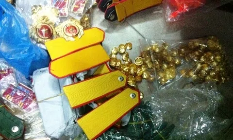 Cấm mua bán, cho, tặng quân trang, quân dụng, công cụ hỗ trợ