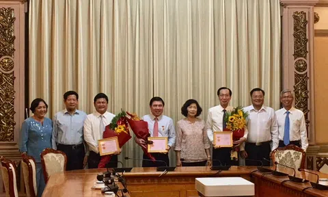 Trao Kỷ niệm chương “Vì sự nghiệp phát triển Hội Luật gia Việt Nam” cho các đồng chí Lãnh đạo UBND thành phố Hồ Chí Minh