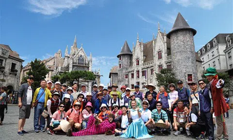 Đến xứ sở Cầu Vàng gặp cô bé quàng khăn đỏ và chàng Aladin tốt bụng