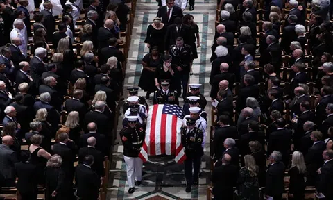 Thượng nghị sĩ John McCain – Một cuộc đời đầy chiến tích