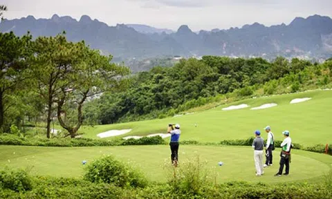 Cận cảnh khu nghỉ dưỡng - sân golf trên núi ngắm trọn vịnh Hạ Long
