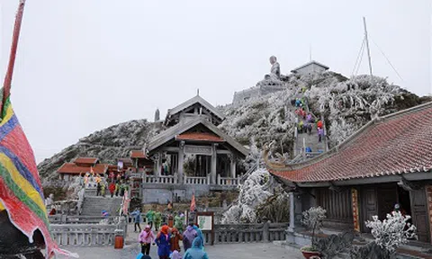 Đợt băng giá đầu tiên đã xuất hiện trên Fansipan