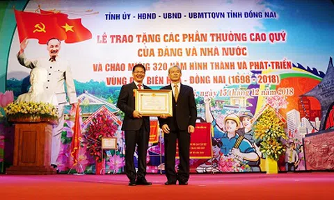 Ông Trần Bá Dương và THACO nhận Huân chương Lao động hạng Nhất