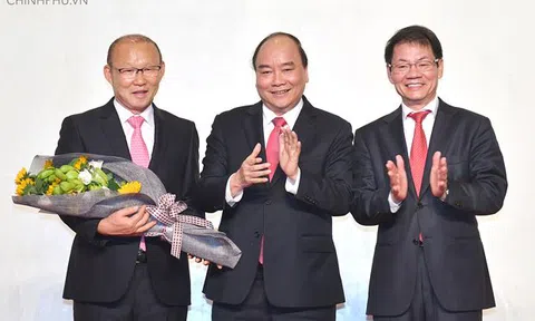 Nhận 100.000 USD, HLV Park Hang Seo tặng lại cho quỹ phát triển tài năng bóng đá Việt Nam và người nghèo