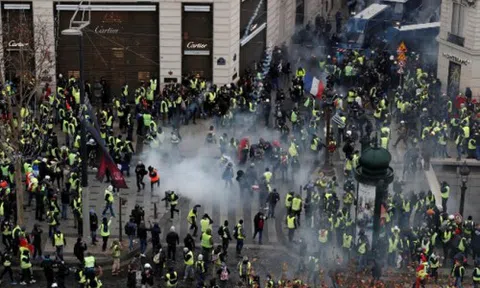 8.000 cảnh sát Pháp xuống đường trấn áp đội quân "áo vàng" biểu tình tại Paris