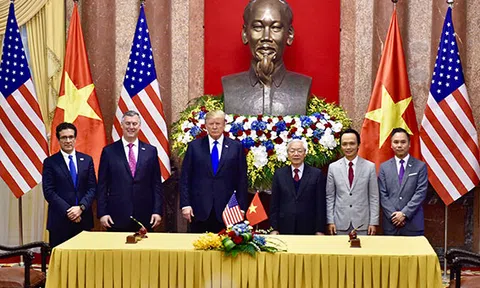 Tổng Bí thư - Chủ tịch nước Nguyễn Phú Trọng và Tổng thống Mỹ Donald Trump chứng kiến lễ ký kết mua 10 máy bay Boeing 787-9 Dreamliner của Bamboo Airways