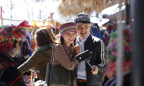 Mùa hoa đào nở, du khách hành hương về Tây Bắc dự Hội xuân mở cổng trời Fansipan