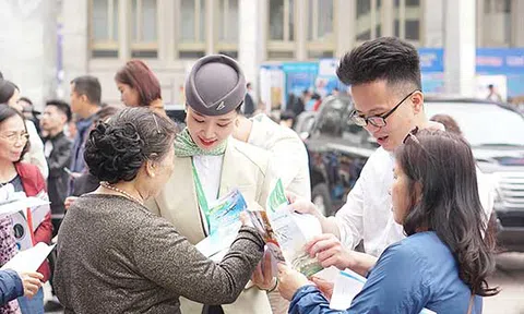 Xếp hàng đông nghẹt “săn” vé máy bay và combo du lịch trọn gói của Bamboo Airways