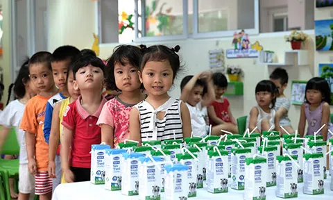 Hàng triệu ly sữa học đường cung cấp cho trẻ em thủ đô Hà Nội mỗi ngày