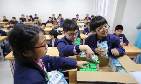 Nhiều lợi ích không ngờ, phụ huynh Hà Nội "ngất ngây" với Sữa học đường