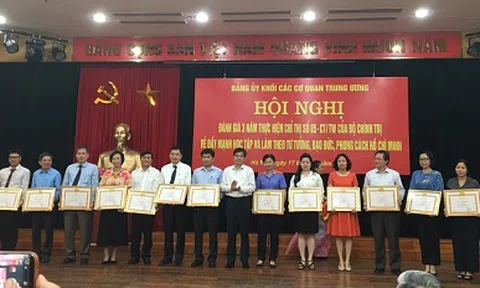 Đảng bộ Khối Các cơ quan Trung ương : Tuyên dương tập thể, cá nhân điển hình, tiêu biểu trong học và làm theo Bác
