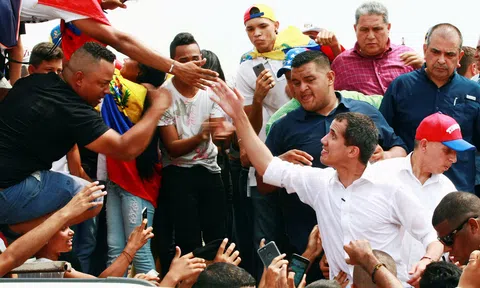 Có ai như lãnh đạo đối lập Venezuela, "mở đường" cho cuộc can thiệp quân sự vào chính đất nước mình?