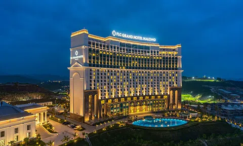 Cận cảnh tiệc trà thượng lưu trên đỉnh kỳ quan thiên nhiên thế giới