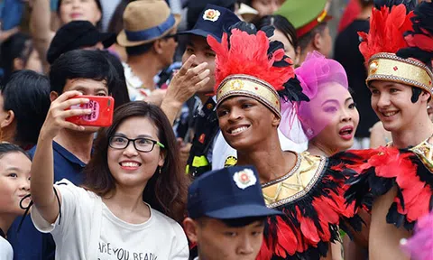 Sôi động Carnival đường phố Hà Nội kỷ niệm “20 năm Thành phố Vì hòa bình”