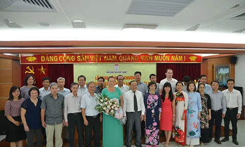 Hội Luật gia Việt Nam trang trọng trao kỷ niệm chương “Vì sự phát triển của Hội Luật gia VN” cho GS.TS. Umnova Irina Anatoolyevna