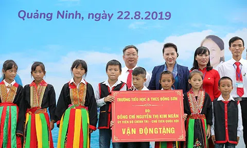 Trẻ em Quảng Ninh đón nhận ngôi trường mới từ Chủ tịch Quốc hội và hơn 71 ngàn ly sữa từ Quỹ sữa Vươn cao Việt Nam.