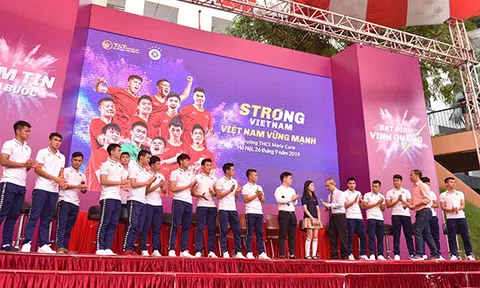 CLB bóng đá Hà Nội tổ chức sinh nhật cho Duy Mạnh ở trường THCS Marie Curie
