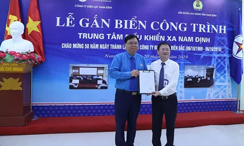 Nam Định: Gắn biển công trình Trung tâm Điều khiển xa chào mừng 50 năm ngày thành lập Tổng công ty Điện lực miền Bắc