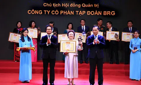 Madame Nguyễn Thị Nga, Chủ tịch tập đoàn BRG được vinh danh danh hiệu " Doanh nhân Việt Nam tiêu biểu" cúp Thánh Gióng 2019