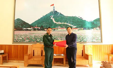 Tổng công ty Điện lực miền Bắc thăm Đồn biên phòng Lũng Cú huyện Đồng Văn tỉnh Hà Giang