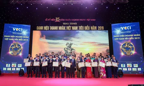 Chủ tịch Hội đồng thành viên Thiều Kim Quỳnh vinh dự được nhận Cup Thánh Gióng và vinh danh Doanh nhân tiêu biểu 2019
