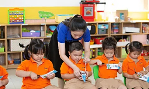 Nỗ lực thầm lặng của thầy cô vì niềm vui uống sữa của học sinh
