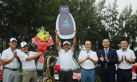 Chủ tịch Tập đoàn FLC – ông Trịnh Văn Quyết trao giải thưởng HIO 10 tỷ đồng cho golfer Trần Huy Cương