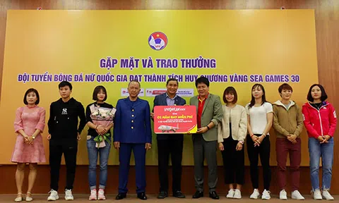 Trao tay phần thưởng lớn 1 năm nay miễn phí cùng Vietjet tới hai đội tuyển bóng đá nam nữ vô địch SEA Games, ban huấn luyện và gia đình cầu thủ