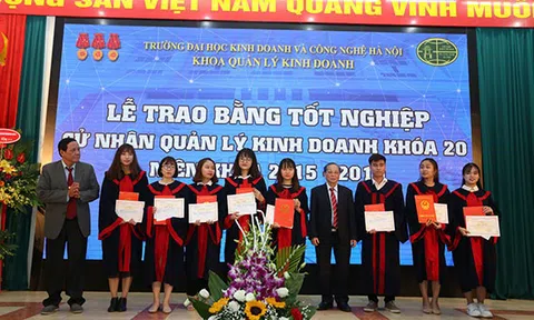 Lễ trao bằng tốt nghiệp cho sinh viên khóa 20  chuyên ngành Quản trị Kinh doanh