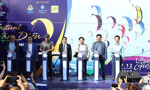 Hàng trăm vận động viên quốc tế và Việt Nam bùng nổ trong lễ hội ván diều Ninh Chữ