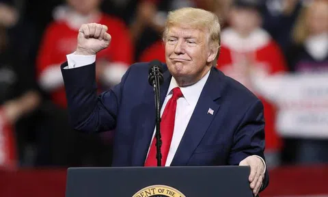 Cuộc đua vào Nhà Trắng bắt đầu, ông Donald Trump có chiến thắng đầu tiên